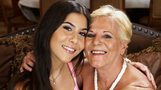 yaşlı kadın ve genç lezbiyen sevgilisi