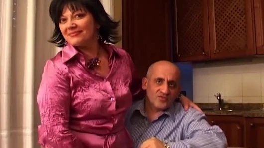 Azgın orta yaşlı seksi kadın mutfakta parmaklanıyor ve sikiliyor