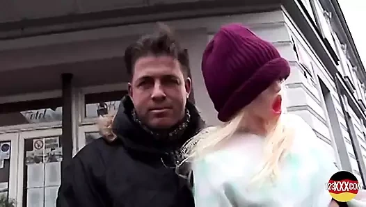 Sevimli esmer sikişmek için sokakta yakalandı