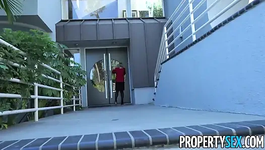 Propertysex agresive emlakçı ev sahibini evi satmaya ikna etmek için seksi kullanmaya çalışıyor