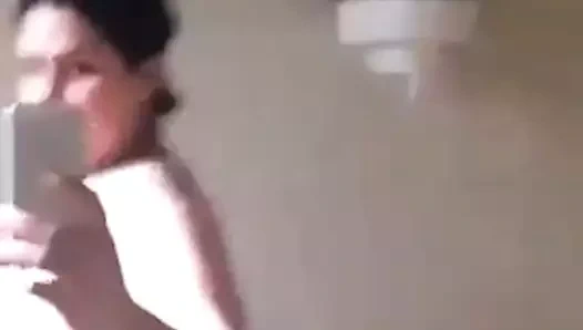 Simran, sevgilisine güzel teyze selfie videosu gibi görünüyor