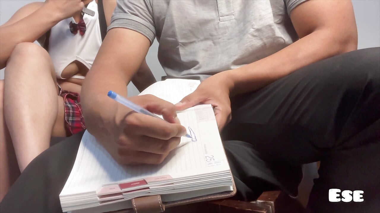 Öğretmen öğrenciye nasıl seks yapmayı öğretiyor