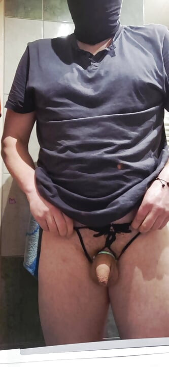 Kocası sıkı bakire delikleriyle anal ve oyuncaklarla oynuyor
