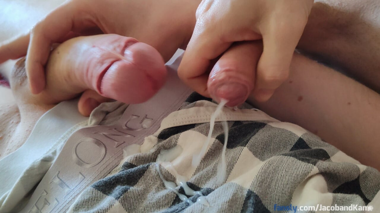 Twink'imin içine boşalıyor, sonra ikimiz de onun boksörlerine boşalıyor
