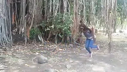 Seksi kız ormanda selfie yapıyor.mp4