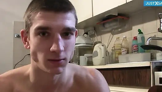 2 genç adam birbirini sikiyor ve filme çekiyor