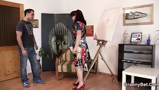 Ateşli kızıl saçlı olgun kadın yarağına biniyor