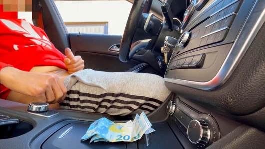 Güvenlik görevlisinin önünde arabada mastürbasyon yapıyorum ve bitirmeme yardım etmesi için onu çağırıyorum ve o kabul ediyor