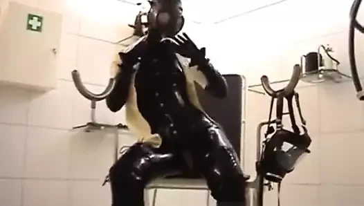 Lateks gaz maskesi konuşuyor