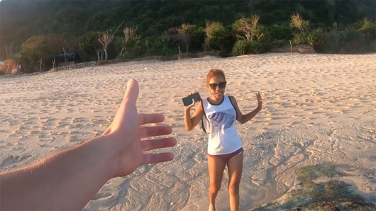 Büyük götlü Taylandlı amatör kız arkadaş plajda olduktan sonra seks için azgın