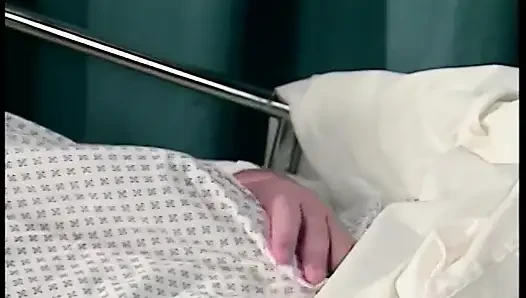 Bu hemşire erkek hastasını hastane elbisesiyle sikmeyi seviyor