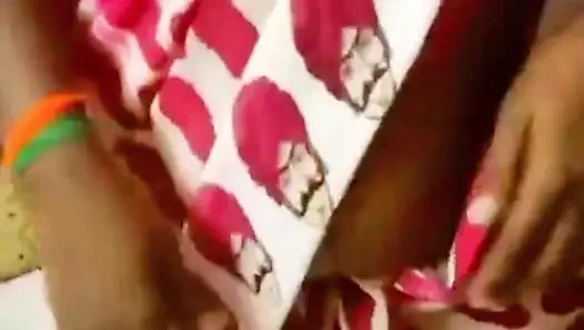 Aldatılan bir koca, seksi Desi karısının sari giymesini istedikten sonra güzelliğine hayran kalıyor.