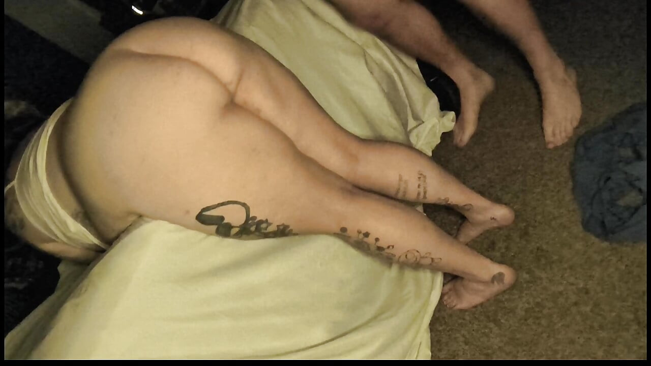 Büyük memeli kalın dövmeli orta yaşlı seksi kadına masaj yapıyor ve sikişiyor
