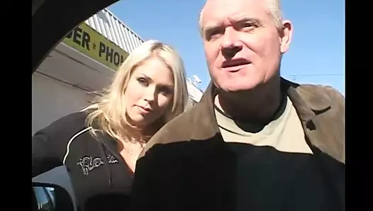 Seksi büyük memeli sarışın çifte penetrasyon için mükemmel!!