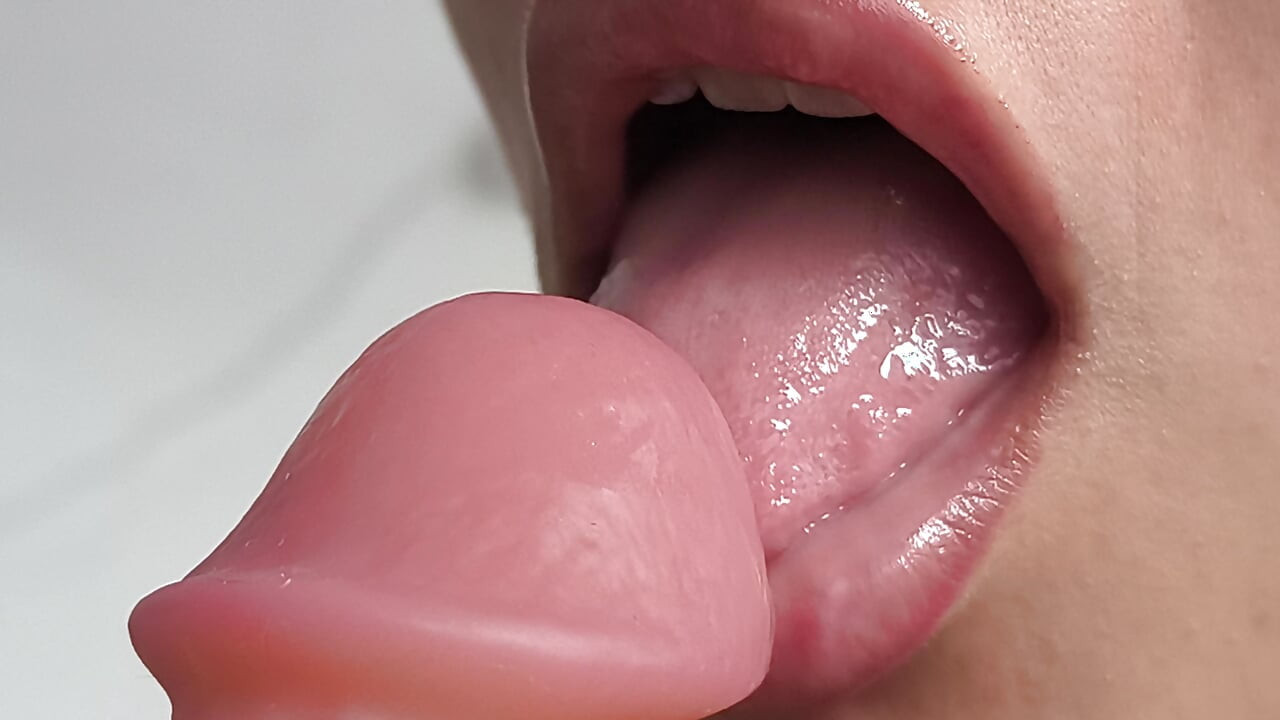 Salyalar akıyor ve dudak emiyor (çok yakın geliyor) ASMR