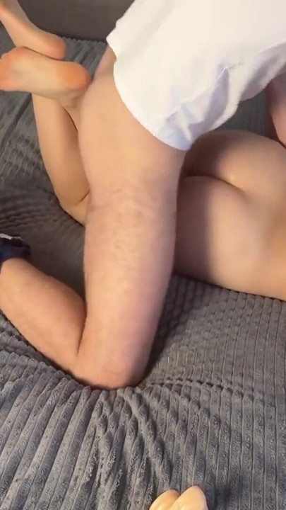 Kocam bana masaj yapıyor ve onu ağzından ve götünden sikiyorum. Pegging. Anal. | Klip 2