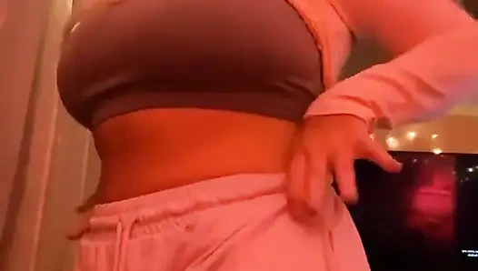 Hareketlerini yavaşlat, işte bu. güzel ve yavaş. Şimdi seni gerçekten hissediyorum. Şimdi git d e e p e e r mmmmmmm evet