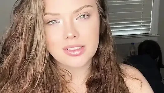 Derili orta yaşlı seksi kadın domme kadın kılıklı oğlan rol oyununu çıkarıyor