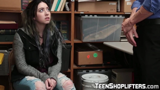 horoz yiyen shoplifter amilia oniks seviyor onu ceza