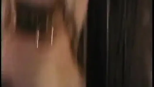 Olgun sahibe BDSM odasında çekici sarışın kadın ebeveyni tatmin ediyor ve cezalandırıyor