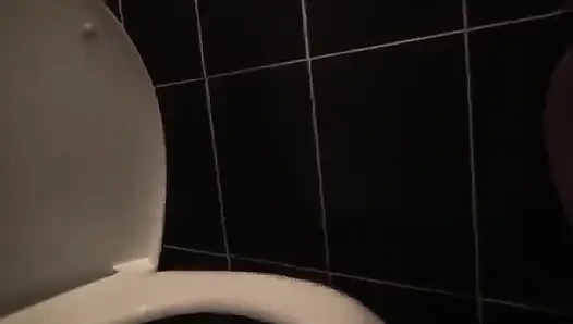 Kate provocando você tirando a roupa e lambendo o banheiro