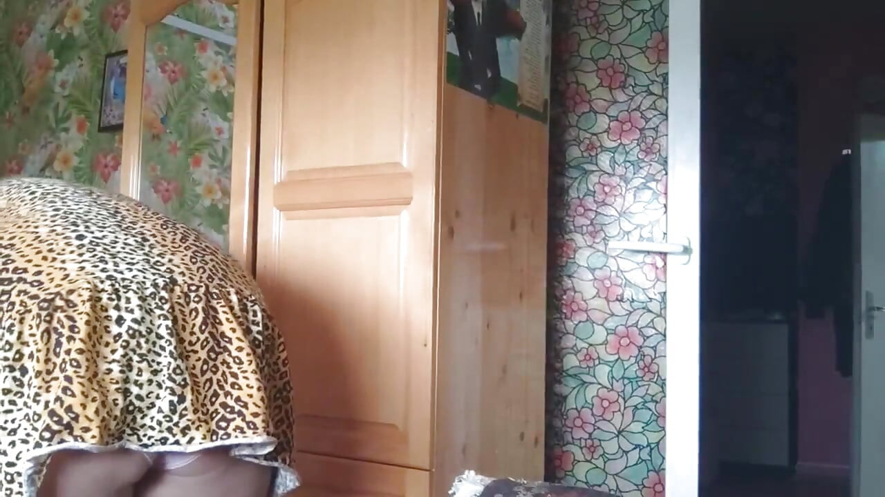Üvey oğlu üç kez üvey annesini izliyor
