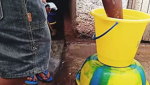 Hamile kız arkadaşımı açık havada banyo yaptırıyorum, kirli çevre titreşimleri