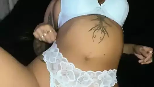 Gotik sürtük boşalana kadar kendini sert parmaklıyor