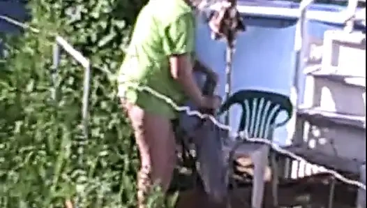 Sikmek istediğim nine bahçede kısa ama tatlı bir şekilde soyunuyor