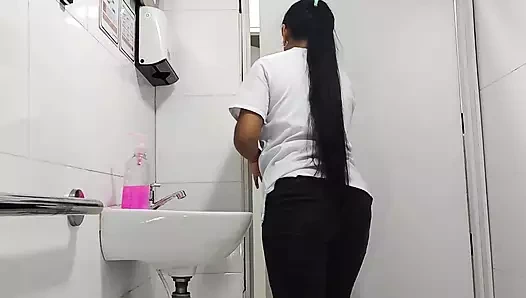 Hastane banyosunda amatör kamera seksi büyük götlü latin hemşireyi kaydediyor