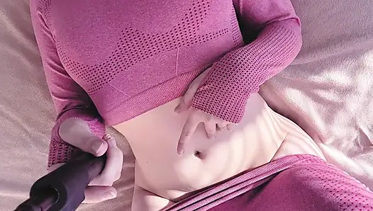 Spor taytlı sulu güzellik ıslak amcığını sıvazlıyor