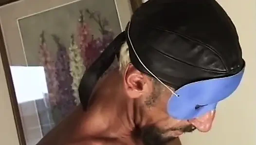 Maskeli orta yaşlı seksi kadın kanepede büyük yarağı emiyor ve sikiyor