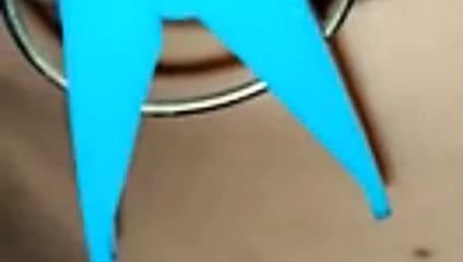 Ağrı sınırı eğitimimde meme uçları üzerinde mandal