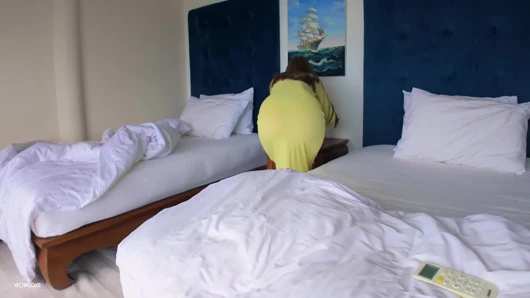 Ateşli üvey anneyle otel odasını paylaşmak direnmek zor