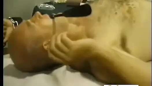 Sarışın kadın egemenliği ve esmer sahibe yaşlı köleye işkence ediyor