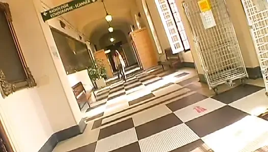 Yatakta iki azgın kaltak sikiliyor, emiliyor ve sikiliyor
