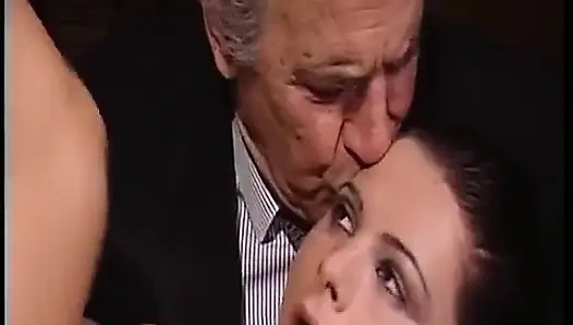 Büyük götlü esmer Alman gavat nostaljik yaş boşluğunda anal sikiliyor