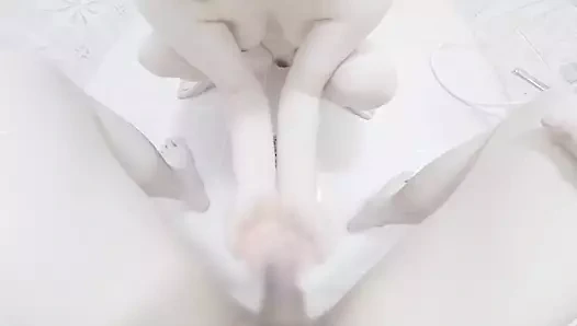 Iki eliyle çişini yapmaktan mutlu olan sapık evli kadın