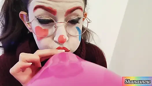 Shana en seksi palyaço striptiz yapıyor