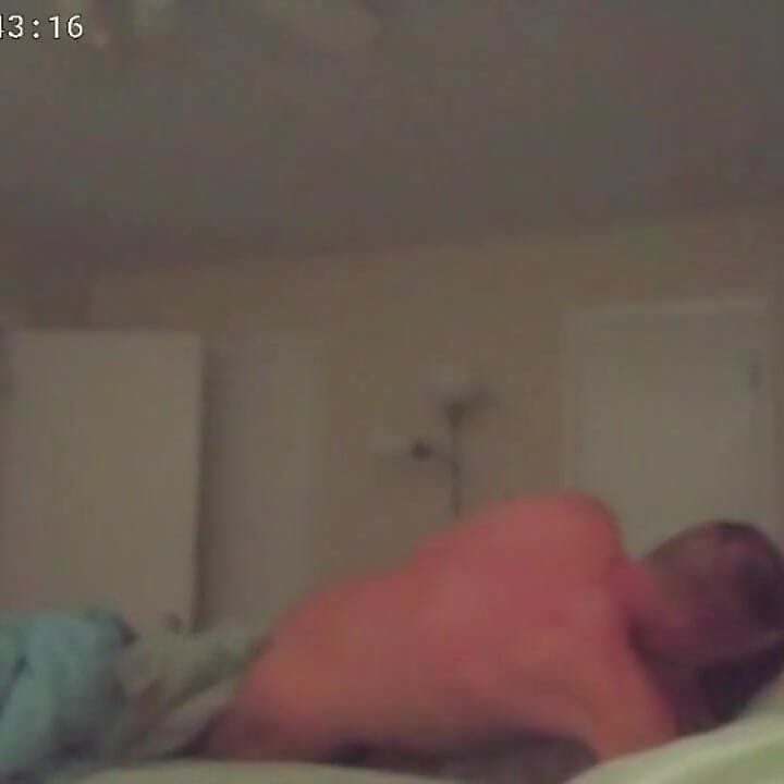 Yeni erkek arkadaşı bardan eve geldikten sonra boşanmış orta yaşlı seksi kadını sert sikiş için uyandırıyor