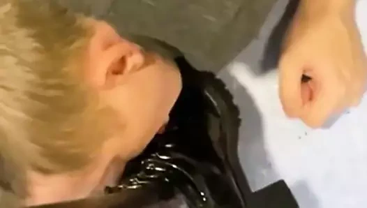 botlarının altında