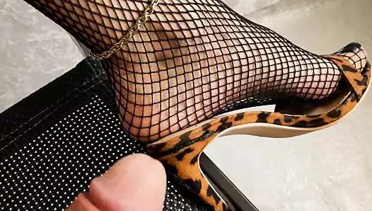 Olgun pissing üzerinde ayaklar