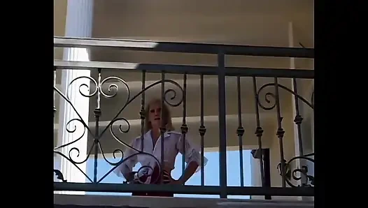 Yaşlı sarışın yine horoz istiyor