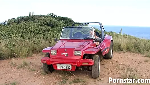 Ginger Queen Tarra White açık havada kalın bir penis alıyor