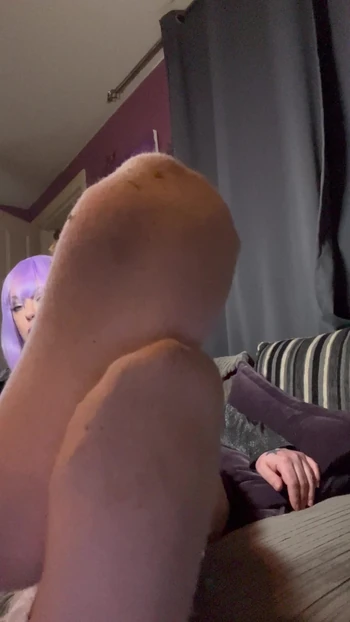 Размахиваю моими ступнями в грязных белых фрили носках