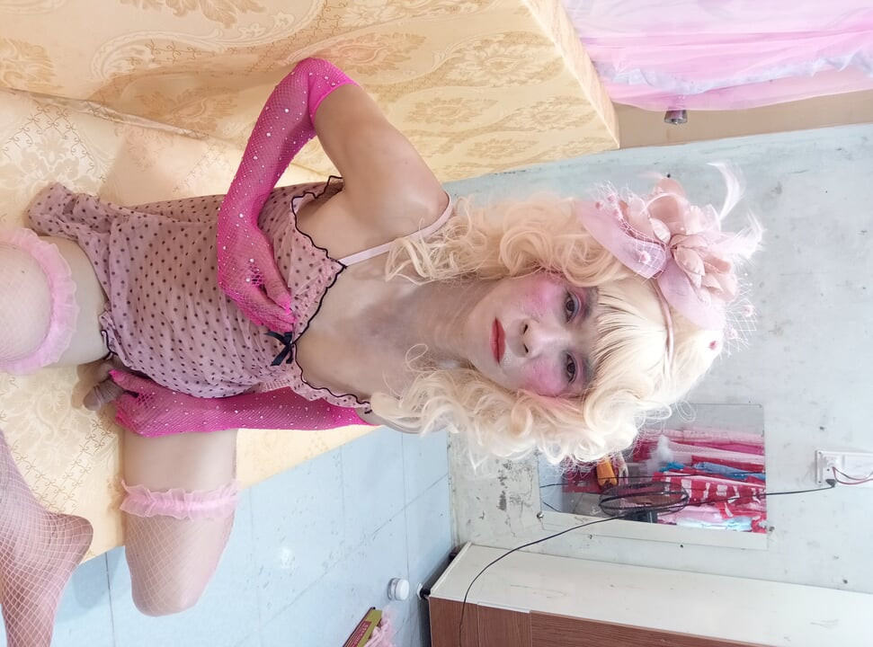 Oanh Le transgender seksi kıyafetler giymiş, anal ve mutlu bir şekilde zirveye kadar oynamaktadır