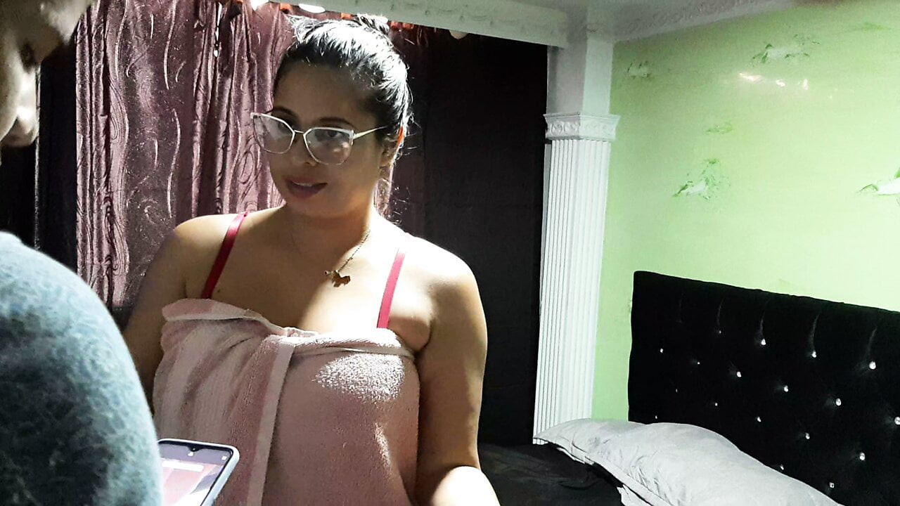 Üvey kardeşim seksi fotoğraflar çekmeme yardım ediyor, sonunda amımı yalıyor