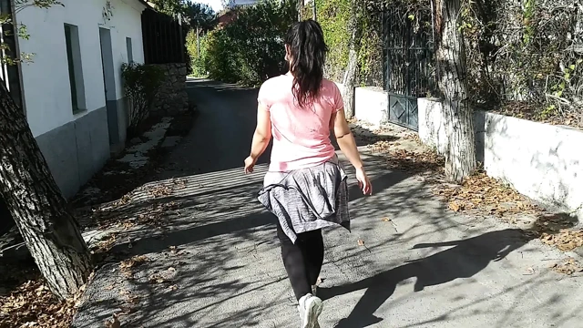 Azgın esmer sokakta sikimi emiyor, açık havada riskli