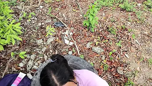 Sikini emmek ve açık havada beni sikmesini istedim, bu gerçekten hoşuma gitmek