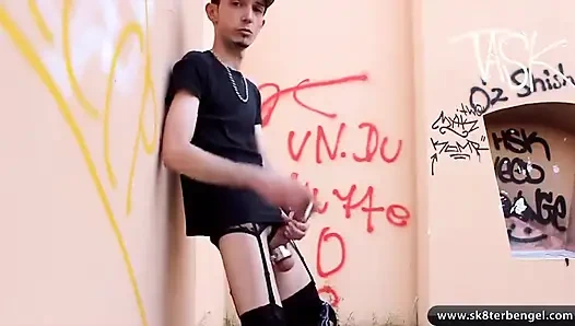 Açık havada dildo eğlencesi ve çorap içinde sigara içme